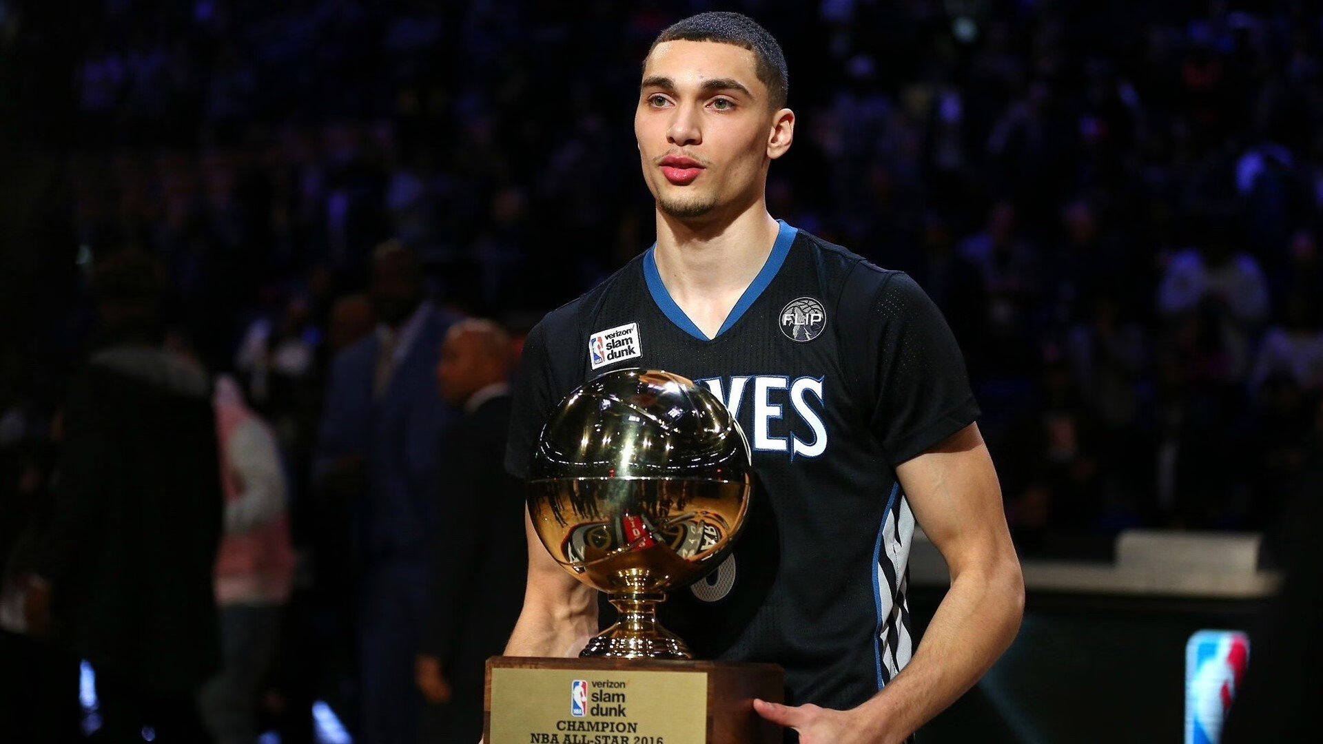 巴列卡诺队努力突破，争夺前进位置，巴列卡诺球员